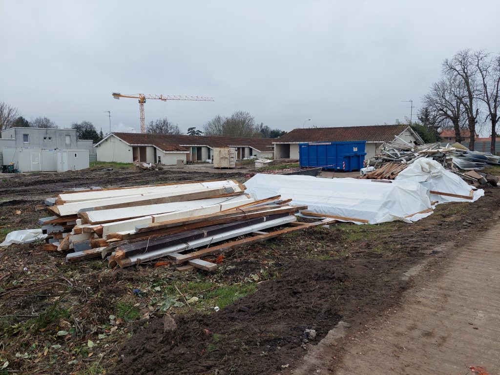 Matériaux déposés pour réemploi lors de la déconstruction de la résidence Laffue (Domofrance) à Bassens (33)